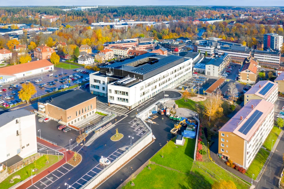 En bild på en vit byggnad där närsjukvård bedrivs i Finspång.